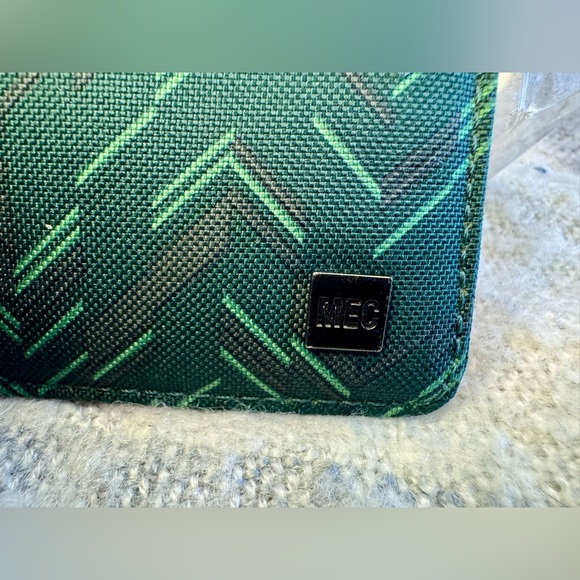 MEC Green Patterned RFID card Holder NWOT - Picture 2 of 9